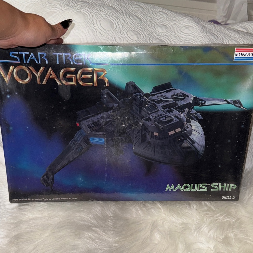 Star Trek Voyager Maquis Ship Model Kit - Black and Blue Vintage 1995